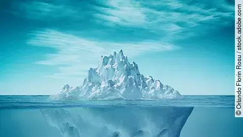 Eisbergs im Ozean: Nur die Spitze ragt über die Wasseroberfläche, während der größte Teil unter Wasser verborgen bleibt.