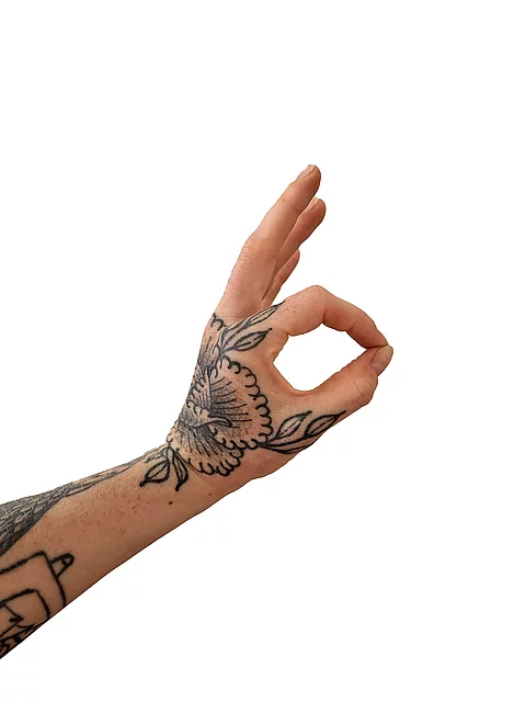 Tattoo mit Folgen: Keine Lohnfortzahlung bei Infektion.