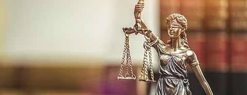 Justitia Figur - Personifikation der Gerechtigkeit in Anwalts Büro Raum