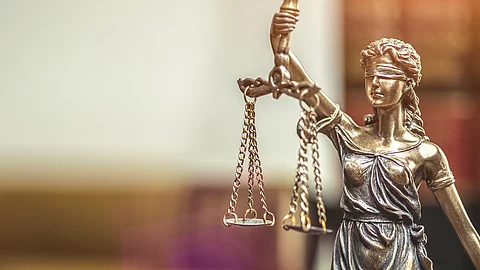 Justitia Figur - Personifikation der Gerechtigkeit in Anwalts Büro Raum