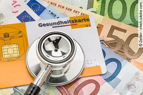 Gesundheitskarte, Stethoskop und Euro-Scheine