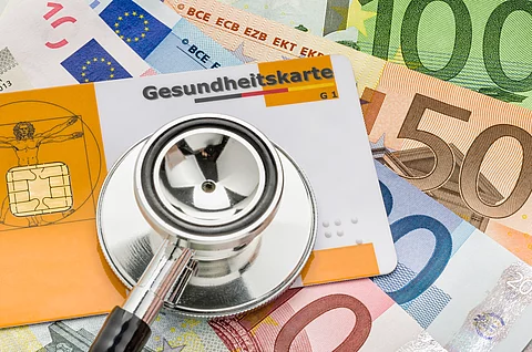 Gesundheitskarte, Stethoskop und Euro-Scheine