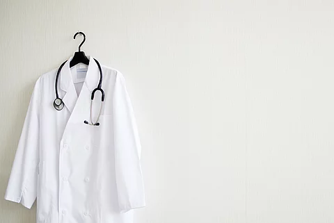 Arztkittel am Kleiderbügel