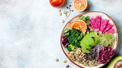 Vegane Bowl mit Quinoa, Sprossen, Avocado, ... Vegan, detox Buddha bowl with quinoa, micro greens, avocado, blo