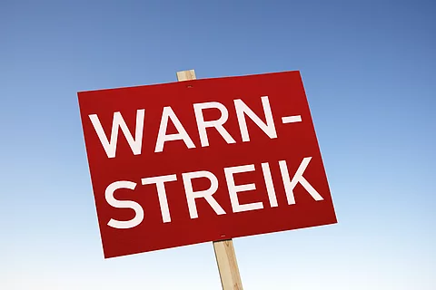 Schild mit der Aufdruck: "Warnstreik!"