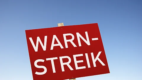 Schild mit der Aufdruck: "Warnstreik!"