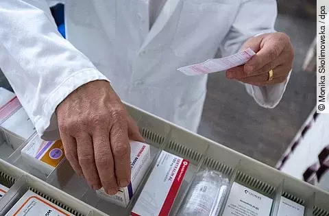 Apotheker checkt, ob rezeptpflichtiges Medikament vorrätig ist.