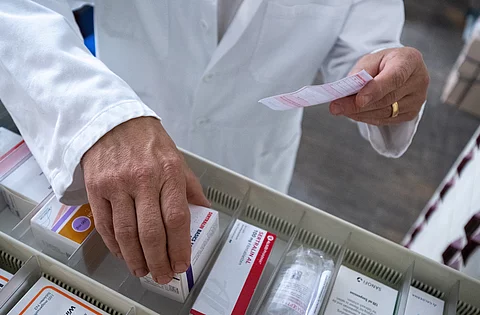 urn:newsml:dpa.com:20090101:250507-935-571374 Apotheker checkt, ob rezeptpflichtiges Medikament vorrätig ist.