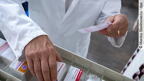 urn:newsml:dpa.com:20090101:250507-935-571374 Apotheker checkt, ob rezeptpflichtiges Medikament vorrätig ist.