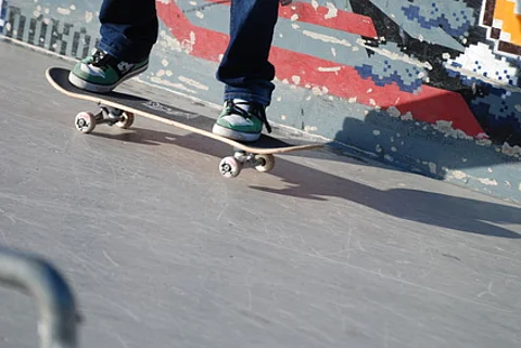 Junge fährt auf dem Skateboard
