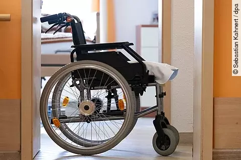 Rollstuhl: Pflege in der Finanzklemme
