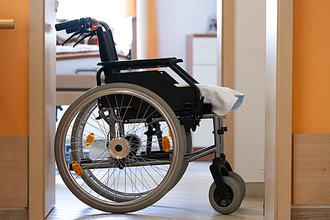 Rollstuhl: Pflege in der Finanzklemme