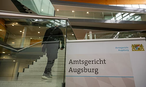 Nach 2 Todesfällen bei Endoskopien steht eine Augsburger Ärztin vor Gericht.
