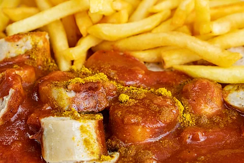 Currywurst und Pommes - ein typisches Imbissessen Currywurst und Pommes - ein typisches Imbissessen