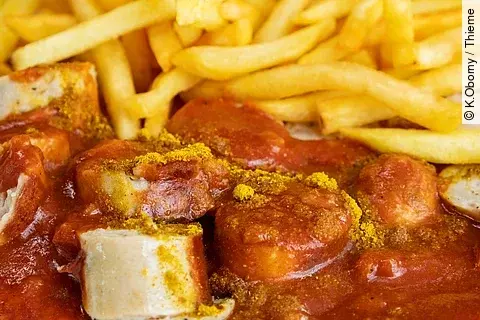 Currywurst und Pommes - ein typisches Imbissessen