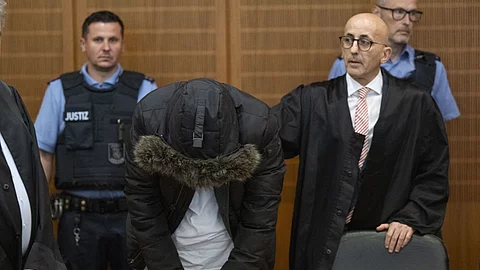 Der Angeklagte Alaa M. im Gerichtssaal des OLG Frankfurt: Der sogenannte Folterarzt geht in Revision.