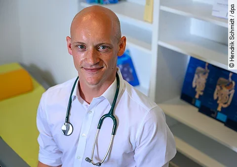 Der erste Absolvent der Ausbildung junger Mediziner in Ungarn startet seine Arbeit als Hausarzt in Zwickauer Praxis.